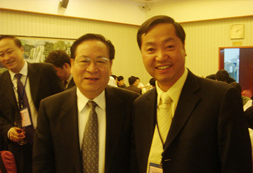 中國(guó)科學(xué)院院士、時(shí)任清華大學(xué)校長(zhǎng)顧秉林與郭宏新董事長(zhǎng)親切合影