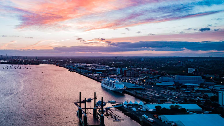 中圣碼頭：中圣科技投資新建公用大件碼頭，位于揚州市儀征港區(qū)，最大起吊能力2000t，可停靠最大20000t貨滾船，適用于大型設備的吊裝和運輸